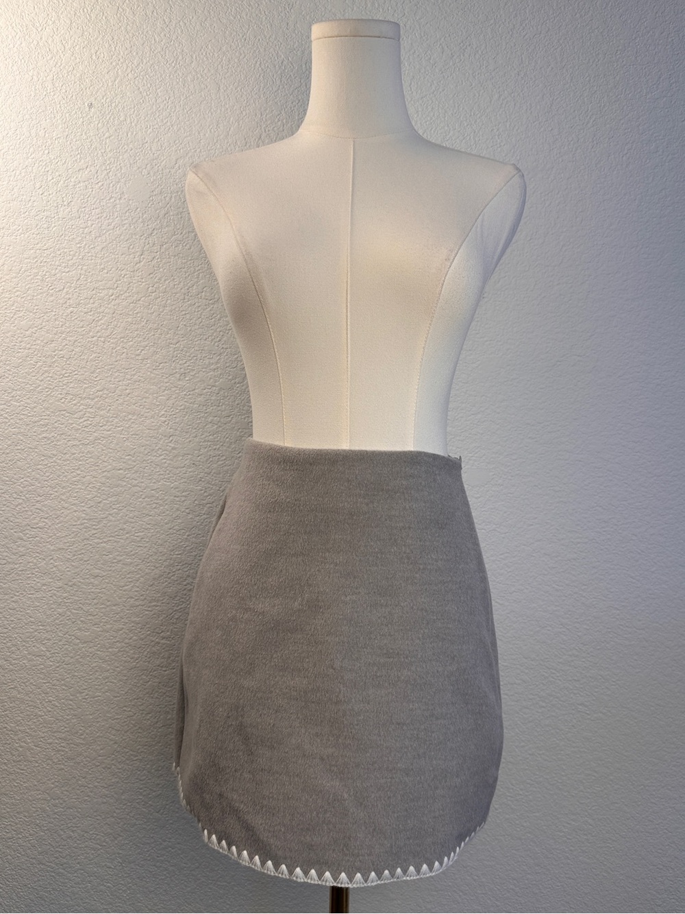 COMMENSE Gray Contrast Stitch Mini Skirt NWT Size Small